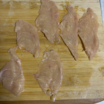 remove the skin and fat from the chicken breast. Then we press the chicken breast with our left hand, and use a knife with our right hand to cut from the bottom of the chicken breast, dividing a chicken breast into 6-7 thin slices.