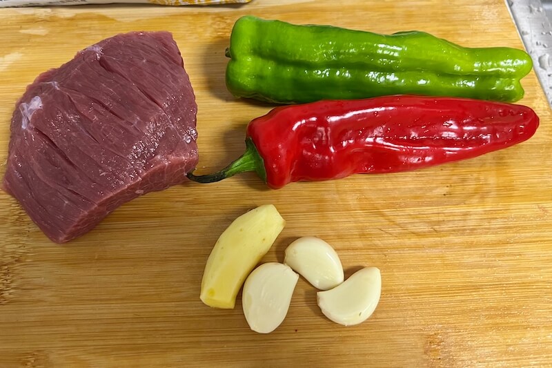 瘦牛肉和长而温和的辣椒,加上姜和大蒜。
