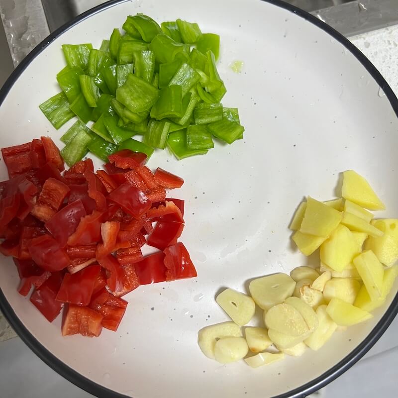 大蒜和生姜是切片的,而不是剁碎的,辣椒切成一口大小。