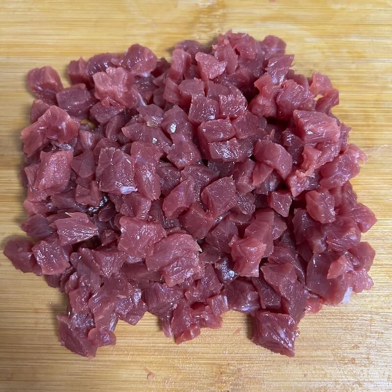 将牛肉切成小块,用于制作中式青椒牛肉丁