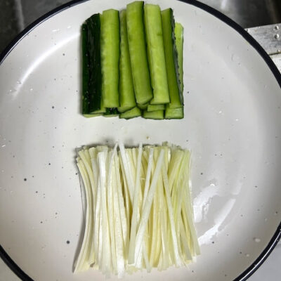 Cut the cucumber into 5cm lengths, and cut away the seeds. Cut the green onion into 5 cm lengths.