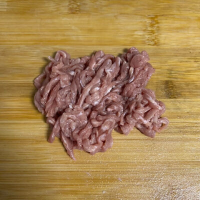 Cut the pork tenderloin into shreds, the width of a chopstick, across the grain.