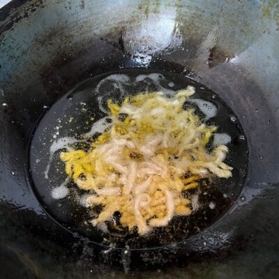 Dry-blanch the shredded pork in oil at 212 F (100 C), and remove when it changes color.