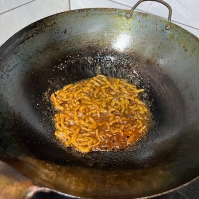 Add the shredded pork to the 甜面酱 (tiánmiànjiàng) sweet bean sauce, and stir-fry until the broth is reduced.