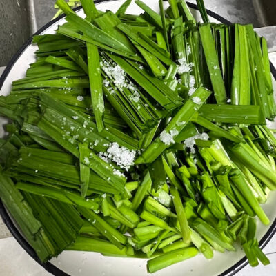 cut the chives into 3-5 mm lengths, and add 3ml of salt to the garlic chives