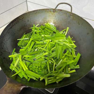 Stir-fry the garlic chives