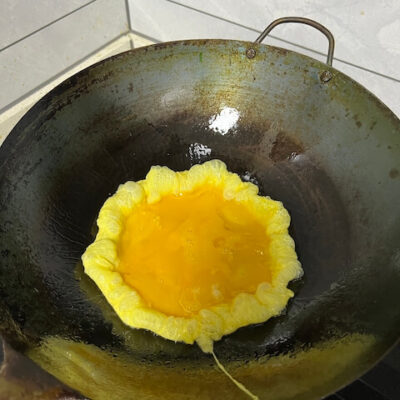 let the egg set on the bottom