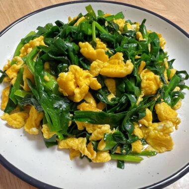 Scrambled eggs with garlic chives