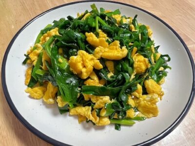 Scrambled eggs with garlic chives