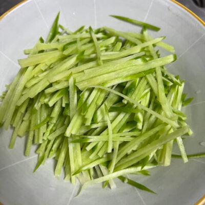 shred the green radish