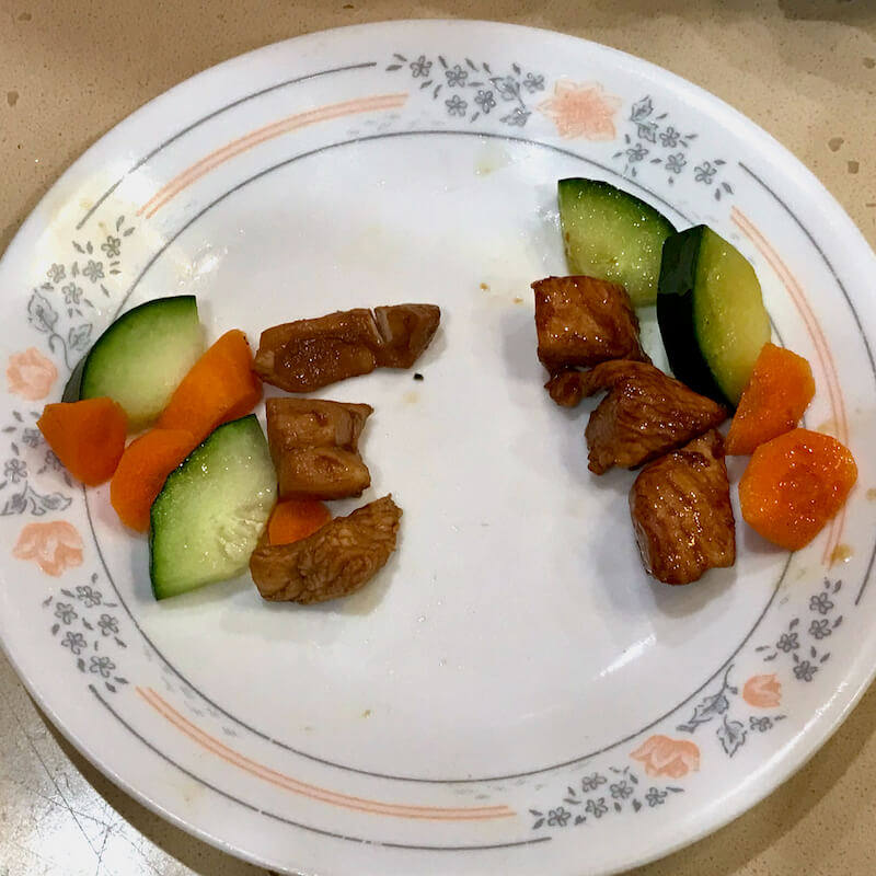 左边是水焯鸡肉和蒸蔬菜,右边是油焯鸡肉和蒸蔬菜。