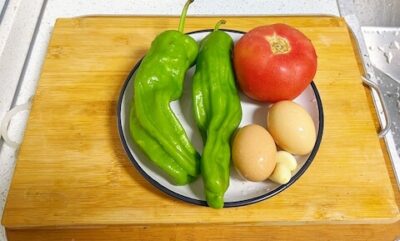 Fresh ingredients for Mom's Homemade Noodles: (Qīngjiāo fānqié jīdàn miàn) Green Pepper, Tomato, and Egg Noodles.