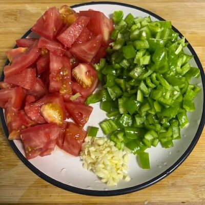 fresh ingredients for Mom's Homemade Noodles: (Qīngjiāo fānqié jīdàn miàn) Green Pepper, Tomato, and Egg Noodles.