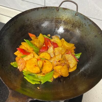 Stir-fry the potatoes and pepper in the garlic and doubanjiang, and season.