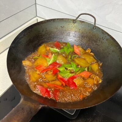 Thicken the broth with starch water to evenly coat the ingredients, then add oil to brighten