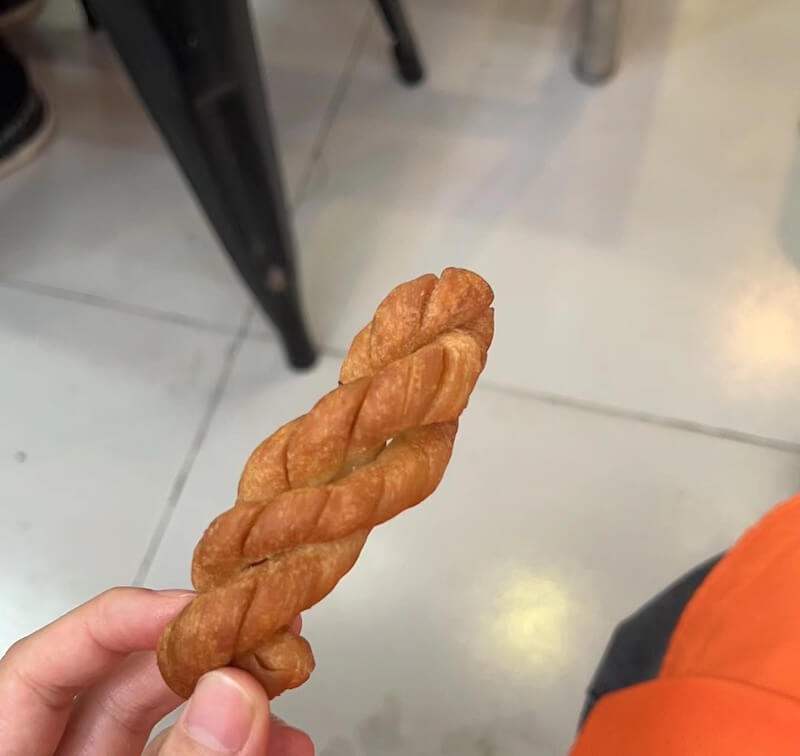 fried dough twists (máhuā)