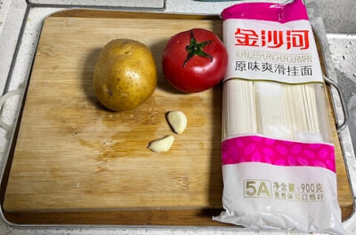 Ingredients for tomato and potato noodles