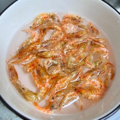 Soak the dried shrimp in warm water for 10 to 20 minutes