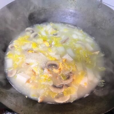 Add the shrimp and green onions, and simmer for another 20 seconds