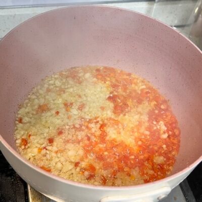 Heat the oil, garlic and chili peppers till fragrant