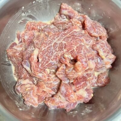 Add corn starch to the beef slices and mix well. Set aside to marinate for 20 minutes.