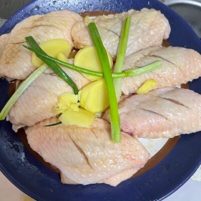 Marinate with green onion and ginger