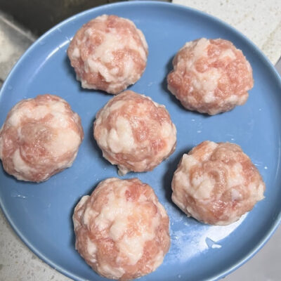 shaping the pork meatballs, using chopped pork foreleg