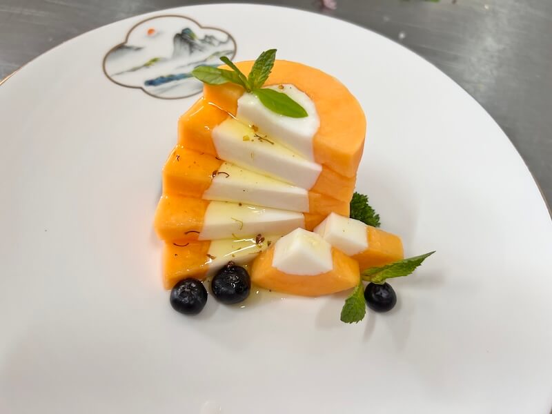 将木瓜横向切成厚片，然后对半切开或对四切开。  