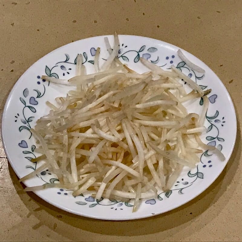 Mung bean sprouts with heads and tails reomved