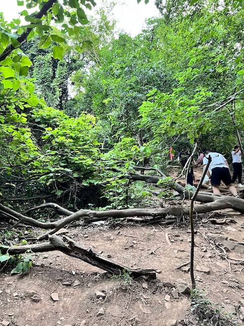 沿着土路徒步攀登大蜀山的落差线