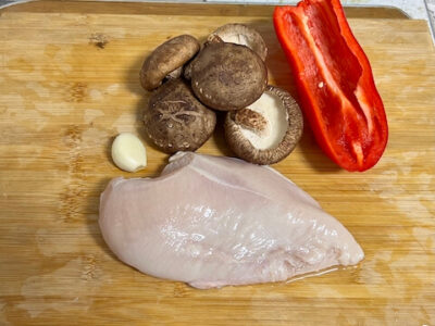 Rinse the chicken breast, red bell pepper, garlic, and shiitake mushrooms