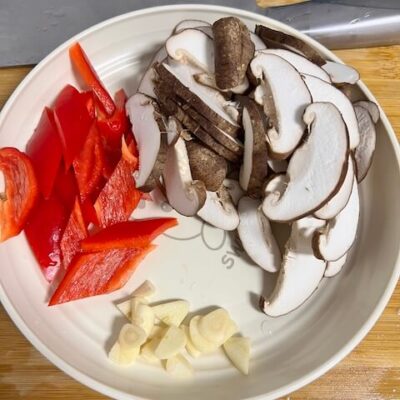 Slice the mushrooms, garlic and red pepper