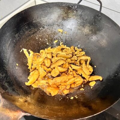 Add the braised chicken to the mushrooms