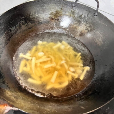 Pour near boiling water over the mushrooms