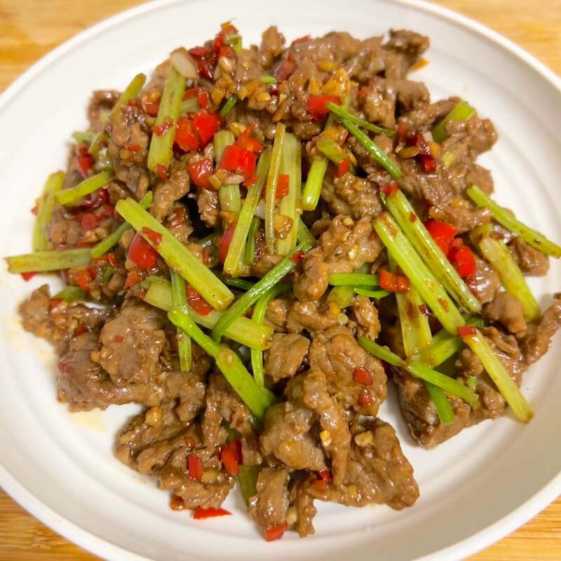 Jing 的中式香辣牛肉混合了辣味和咸味,加入了芹菜、新鲜小辣椒、姜、蒜、酱油和蚝油。