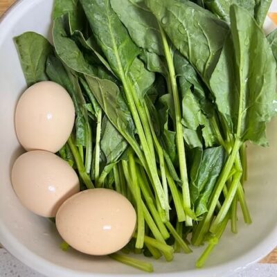 ingredients for spinach scrambled eggs