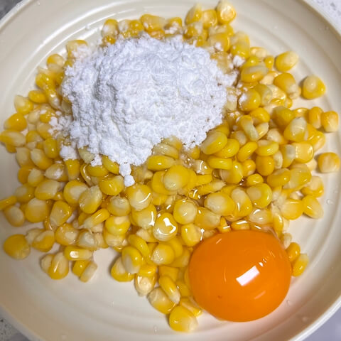 Add cornstarch and egg to blanched corn kernels