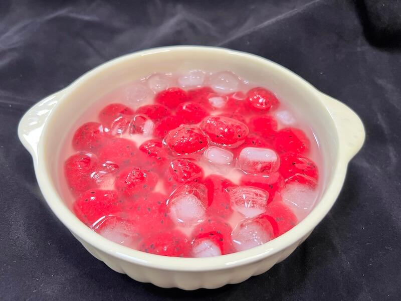 简易火龙果甜点。
可搭配牛奶、椰奶或酸奶食用。 