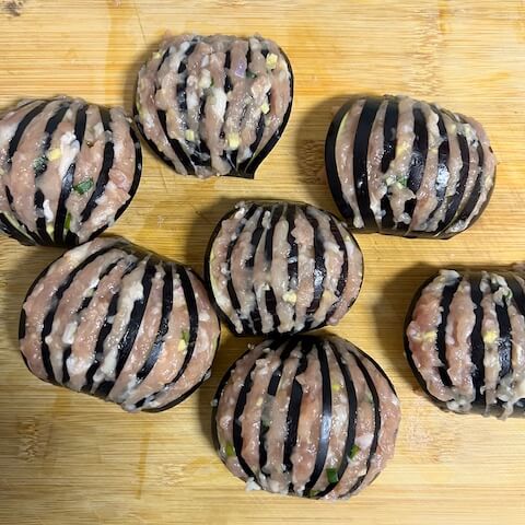Carefully pack the cuts in the eggplant with the chopped meat filling