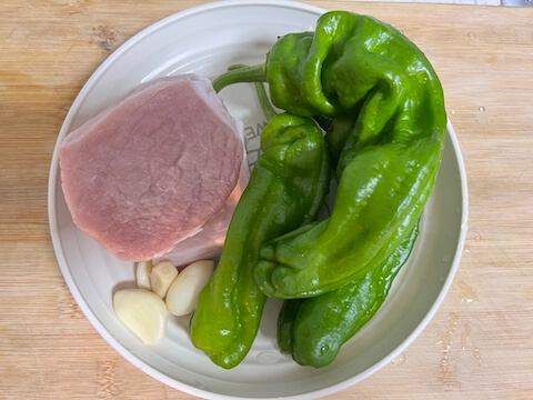 Anaheim peppers, pork leg and garlic
