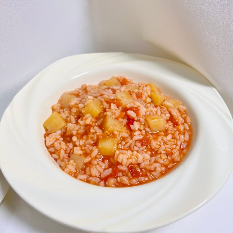 中式番茄、米饭和土豆炖菜