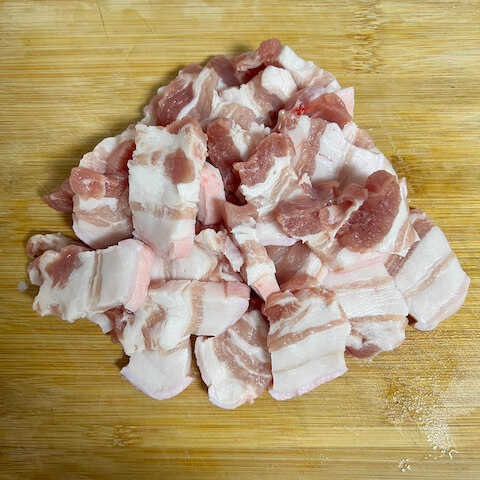 Cut the pork belly into 5-8mm (3/16 to 5/16 inch) slices.